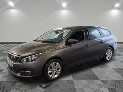 la voiture grise est garée dans le garage sur un sol en damier