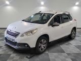 la petite voiture blanche est garée dans une grande pièce