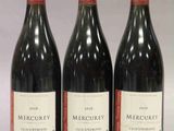 trois bouteilles de vin rouge sont alignées sur une table
