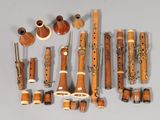 tout un tas d'instruments de musique posés sur une table