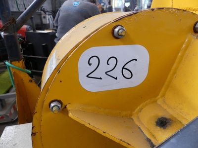 un gros plan d'une machine jaune sur laquelle figure un numéro