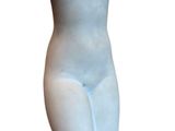 sculpture représentant un torse féminin posé sur un socle en marbre, sur fond blanc