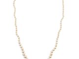 un collier de perles blanches avec un fermoir en or sur fond blanc
