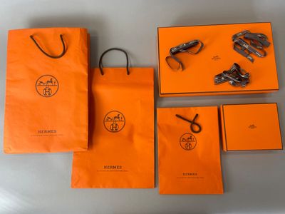 HERMES. Deux boîtes en carton (d'un vêtement et d'un vide-po…
