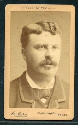 une vieille photo d'un homme avec une moustache et une barbe