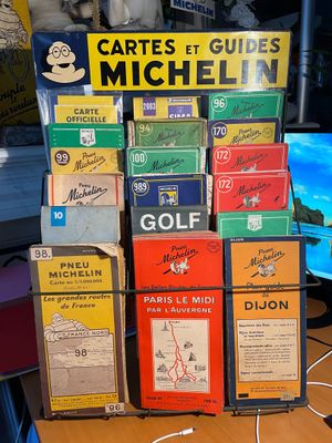 de nombreuses boîtes de cartes de golf empilées sur une table