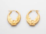 une image représentant une paire de boucles d'oreilles créoles en or sur fond blanc