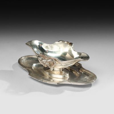 une assiette ancienne en argent ornée d'une fleur