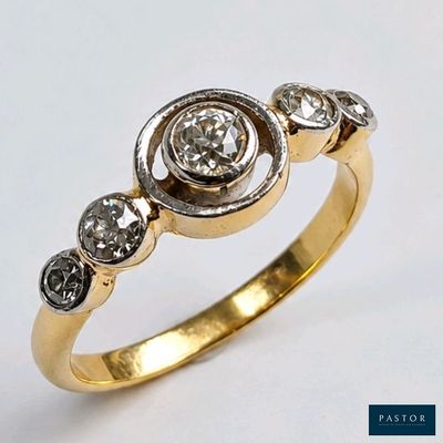 gros plan d'une bague en or et diamants sur fond blanc