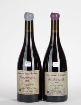 deux bouteilles de vin posées l'une à côté de l'autre sur une surface blanche