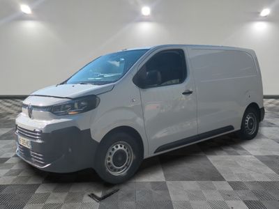 la camionnette blanche est garée sur le sol en damier d'une pièce