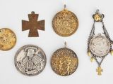 plusieurs pendentifs en or et en argent représentant des croix, ainsi que d'autres objets