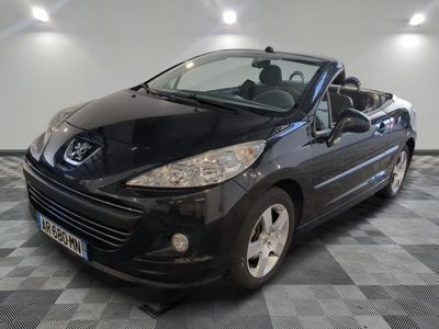 la photo d'une voiture noire garée dans un garage