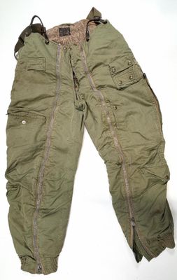 une image représentant un pantalon muni de fermetures éclair