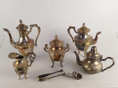 plusieurs pièces d'argenterie ancienne, dont une théière, une cuillère et un repose-cuillère