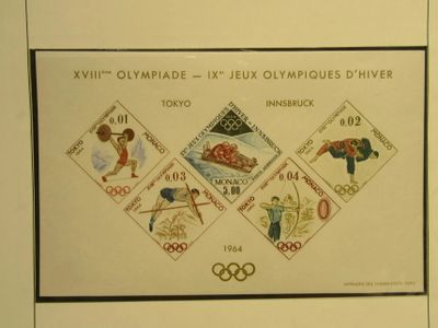 une photo représentant une image des Jeux Olympiques accrochée au mur