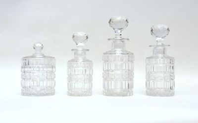 trois bouteilles en verre transparent posées les unes à côté des autres sur une surface blanche