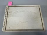 un vieux livre posé sur une table à côté d'une feuille de papier