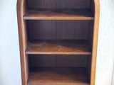une bibliothèque en bois à quatre étagères, montée sur roulettes