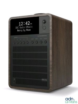une image représentant une radio en bois équipée d'un horloge numérique