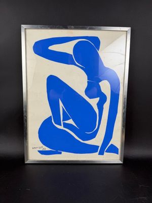 un tableau bleu et blanc représentant une femme assise sur une chaise