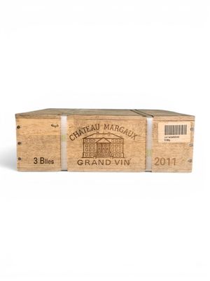 deux cartons de vin sont empilés l'un sur l'autre