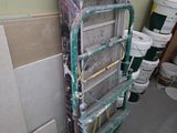 une échelle appuyée contre un mur dans une pièce