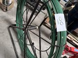 une photo d'un homme travaillant sur une bobine de fil métallique