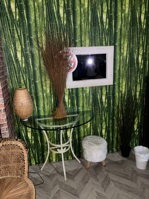 une photo d'un salon avec une cheminée et une télévision
