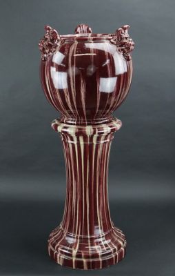 Cache-pot et sa colonne en barbotine à émail rouge à coulure…