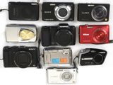 de nombreux modèles d'appareils photo numériques posés sur une surface blanche