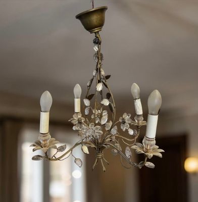 un lustre suspendu au plafond d'une pièce
