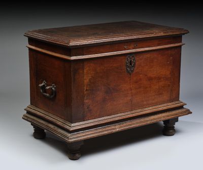 Coffre en noyer mouluré ouvrant par un abattant découvrant u… - Photo 1