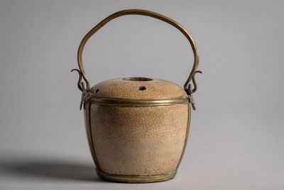 16. Pipe à eau en porcelaine craquelée, Vietnam XIXe - XXe s…