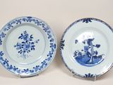 deux assiettes bleues et blanches ornées de fleurs, posées sur une table