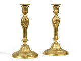 paire de chandeliers anciens en laiton sur fond blanc
