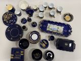beaucoup d'objets bleus et dorés sur la table