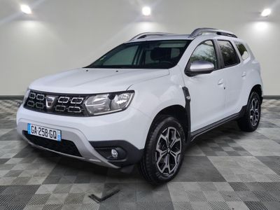 la dacia blanche est garée dans une pièce au sol en damier