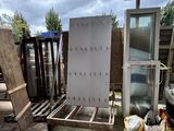 il y a beaucoup de bric-à-brac par terre dans le jardin