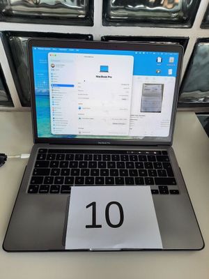 un ordinateur portable posé sur une table sur laquelle figure un numéro