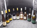 des bouteilles de vin sont alignées sur une table