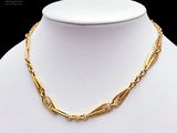 un collier en or sur un mannequin mannequin mannequin mannequin mannequin mannequin mannequin mannequin mannequin mannequin