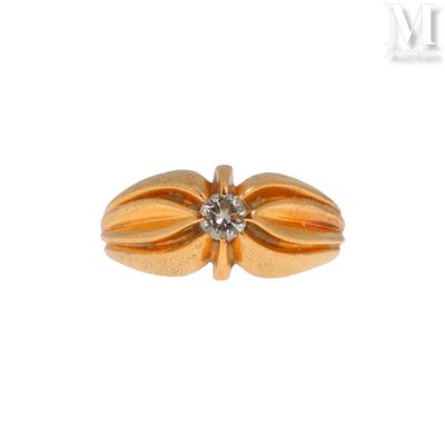 une image d'une bague en or avec un diamant au centre