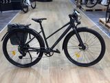 un vélo posé par terre dans un magasin