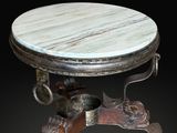 une photo d'une table basse au plateau en marbre posée sur un piètement métallique