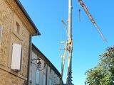 une grande grue installée au sommet d'un immeuble