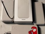un téléphone portable posé sur une table à côté d'un chargeur