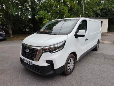 la camionnette blanche est garée sur le parking à côté des arbres