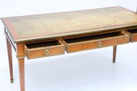 Bureau plat toutes faces en placage de bois de rose ouvrant … (photo 3)