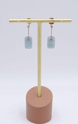 gros plan d'une paire de boucles d'oreilles sur un support